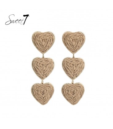 Camel kleurige oorhangers met 3 harten van raffia