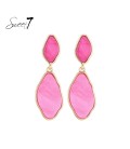 Roze oorhangers met een goudkleurige rand