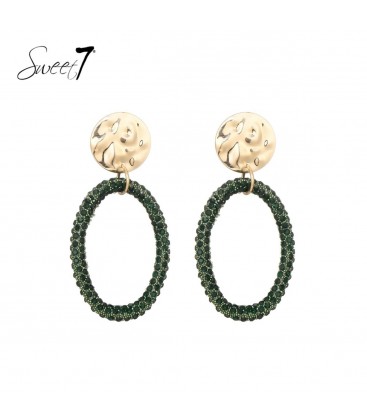 Groene ovale oorhangers met strass steentjes en een goudkleurig detail