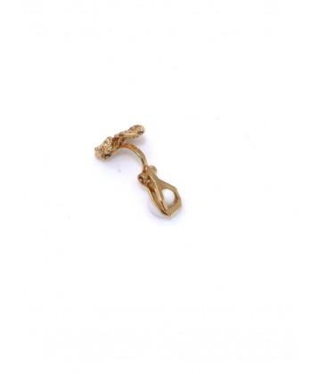 Goudkleurige oorclips in de vorm van een blad met zirconia steentjes