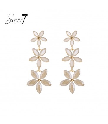 Beige oorhangers met 3 bloemen van glas steentjes