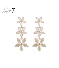 Beige oorhangers met 3 bloemen van glas steentjes