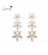 Beige oorhangers met 3 bloemen van glas steentjes