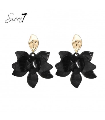 Zwarte bloemen oorhangers met een goudkleurig element