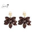 Bruine bloemen oorhangers met een goudkleurig detail
