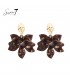 Bruine bloemen oorhangers met een goudkleurig detail