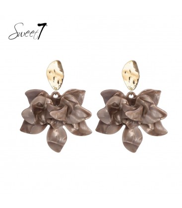 Taupe kleurige oorhangers met een grote bloem en goudkleurig oor stukje