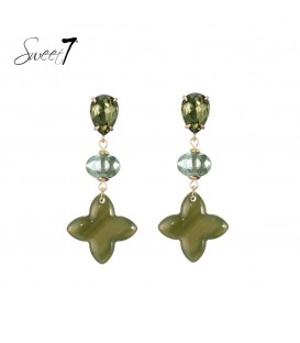 Groene oorhangers met glas kraal, steentje en een klavertje vier