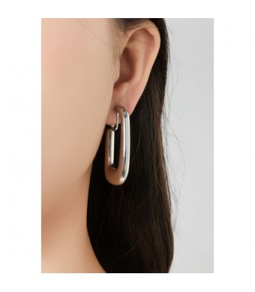 Oorclips goudkleurig met minimalistisch design en glanzende afwerking