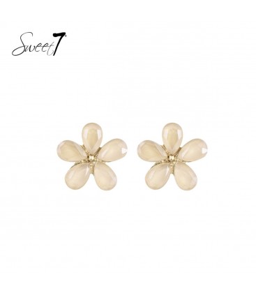 Beige oorbellen in bloemvorm met facetgeslepen blaadjes
