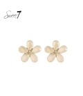 Beige oorbellen in bloemvorm met facetgeslepen blaadjes