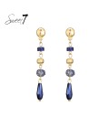 Blauwe oorhangers en met goudkleurige details