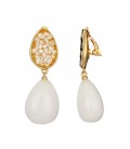 Oorclips met een witte druppel hanger en steentjes detail