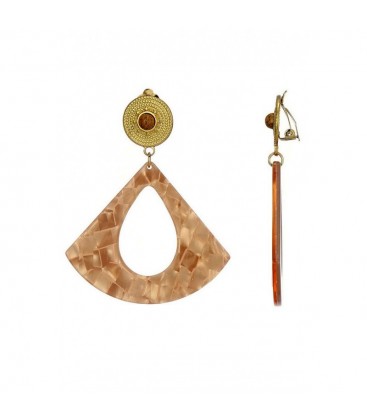 Oorclips camelkleurige met een marmerlook en goudkleurige details