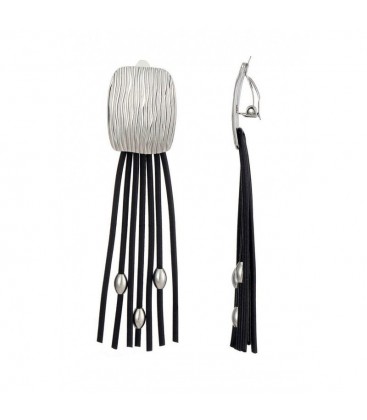 Oorclips met grijze strengen en zilverkleurige details