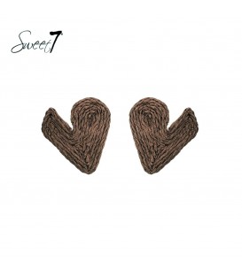 Bruine oorhangers met een raffia hart