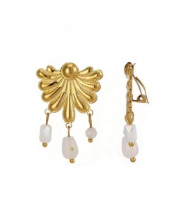 Oorclips in goudkleur met witte kralen