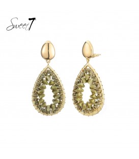 Oorclips met olijfgroene kralen en goudkleurige omlijsting