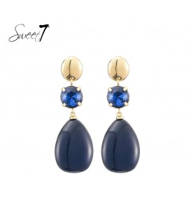 Oorbellen met diepe blauwe accenten en luxe uitstraling