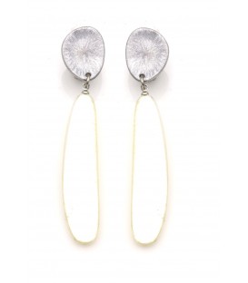 Oorclips met lang wit hangend design en zilverkleurig oor stukje