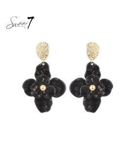 Zwarte bloem oorbellen met goudkleurige kern en oorstukje