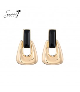 Oorbellen met langwerpige zwarte steen en goudkleurige hanger