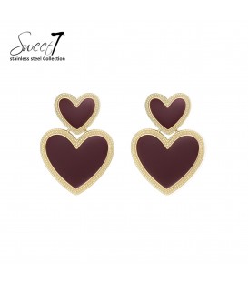 Rode harten oorbellen met een bewerkte goudkleurige rand