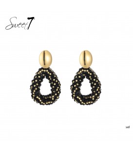 Oorbellen met zwarte kralen en goudkleurige details