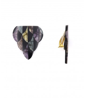 Gekleurde oorclips in abstracte vorm met donkere accenten
