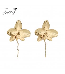 Goudkleurige bloemen oorbellen met een gehamerd motief