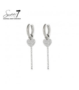 Oorbellen zilverkleurig met een hart en een strass hanger