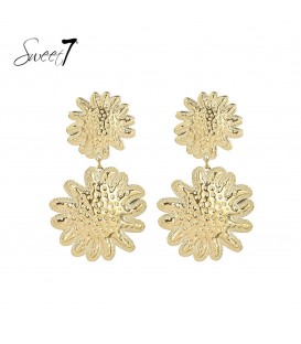 Goudkleurige oorbellen met dubbele bloem en gehamerd motief