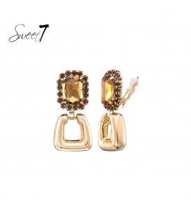 Oorclips met bruine rechthoekige steen en een goudkleurige hanger