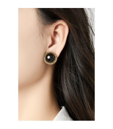 Oorclips rood met een bewerkte goudkleurige rand