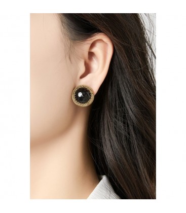 Oorclips met groene inleg en een goudkleurige rand