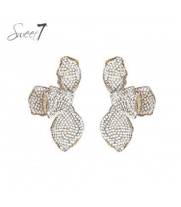 Oorbellen goudkleurig met bladvorm en volledig heldere kristallen