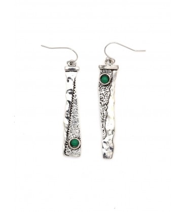Oorbellen zilverkleurig met bewerkte textuur en een groen steentje
