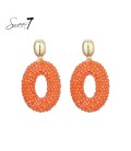 Oorbellen oranje met glas kralen en een goudkleurig oor stukje