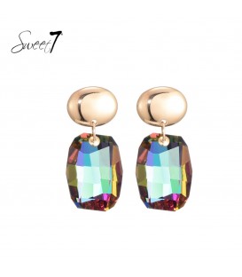 Oorbellen met regenboogkleurige facetsteen en goudkleurig oor stukje