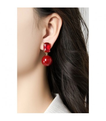 Oorclips met facetgeslepen blauw steentje en een bol als hanger