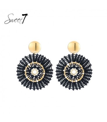 Oorbellen met zwart geweven patroon en met goudkleurige kralen