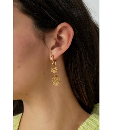 Oorbellen met drie goudkleurige bloemenhangers