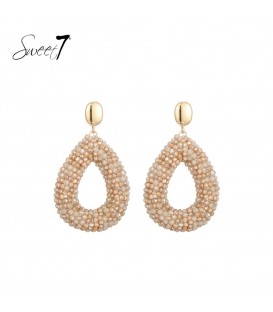 Beige gekleurde glaskralen oorhangers met een goudkleurig detail