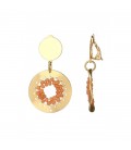Oorclips met goudkleurige cirkel en koraalkleurige kralen