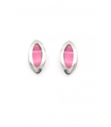 Oorclips met ovale roze cat eye steen en zilverkleurige omlijsting
