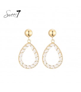 Oorbellen met witte blaadjes in ovale vorm