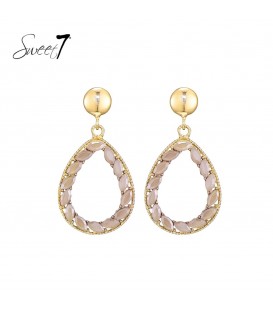 Oorbellen goudkleurig met beige steentjes en een ovale hanger