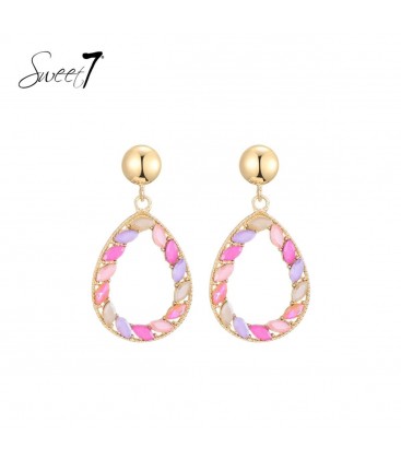 Oorbellen met roze en lila blaadjes en goudkleurige omlijsting