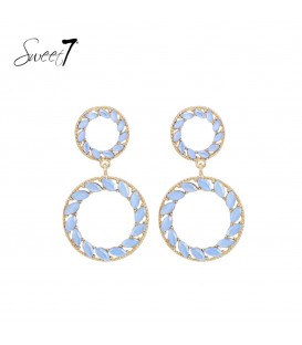 Oorbellen met lichtblauwe stenen in goudkleurige setting