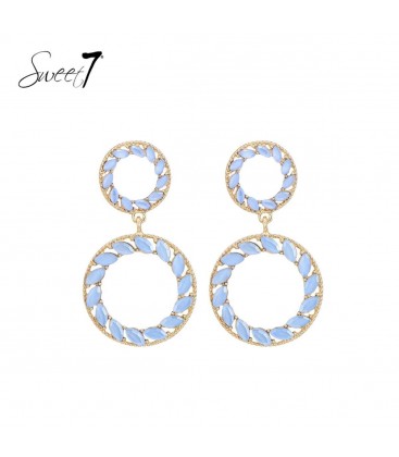 Oorbellen met lichtblauwe stenen in goudkleurige setting